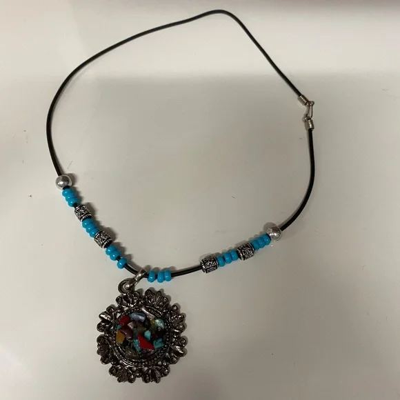 Beautiful necklace - Picture 2 of 5